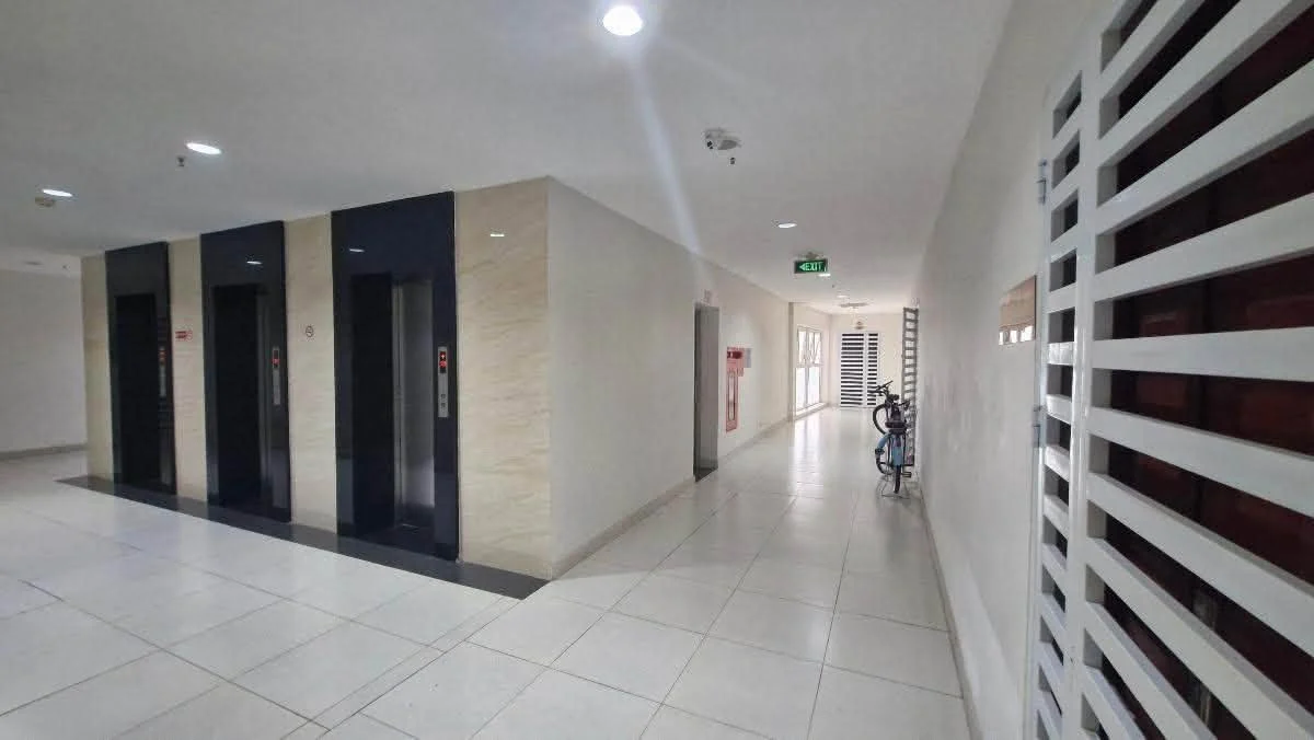 Khu vực hành lang thang máy của HEI Tower